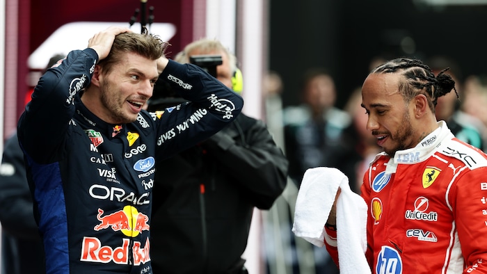 Max Verstappen et Lewis Hamilton discutent, souriants, après le Grand Prix du Canada. 