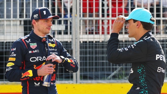 Max Verstappen et George Russell, vêtus de leur combinaison, discutent après les qualifications à Montréal. 