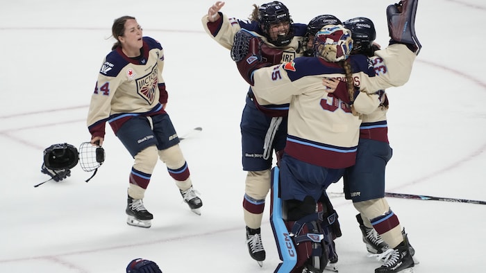 Des joueuses sautant sur la glace.