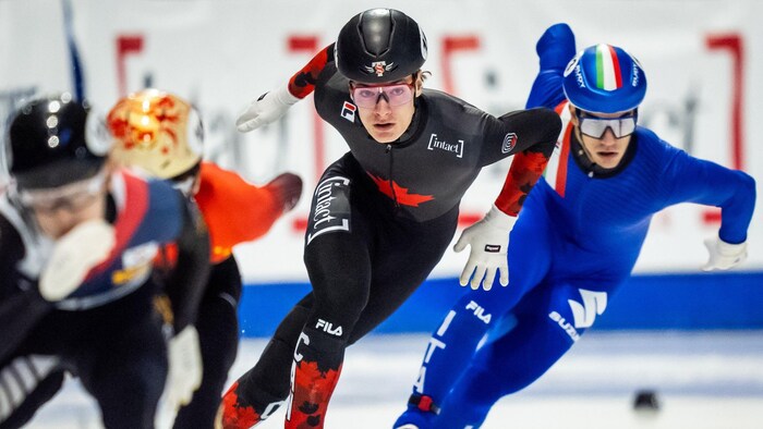 Des patineurs de vitesse en action.