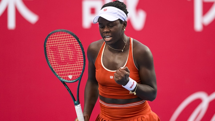 Elle serre le poing après un coup gagnant.