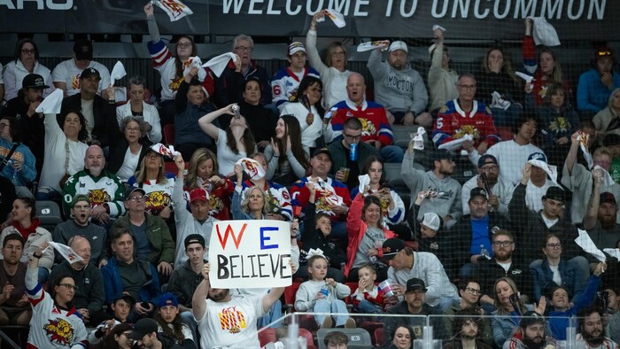 LHJMQ Match #5 Océanic vs Wildcats
©Vincent Ethier 2025
Foule, dont une personne qui brandit une affiche We believe. Traduction: nous croyons.