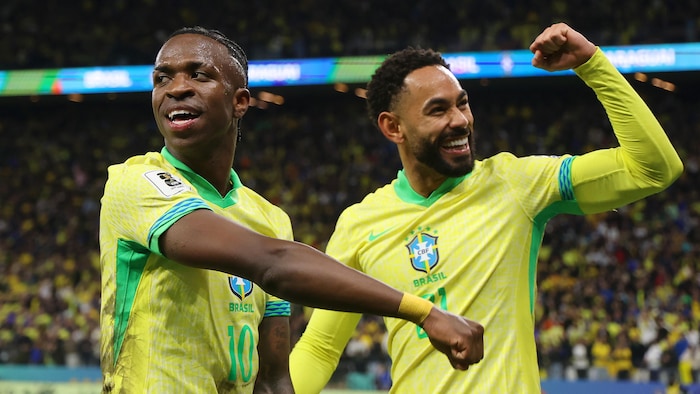 Deux joueurs de soccer célèbrent un but.