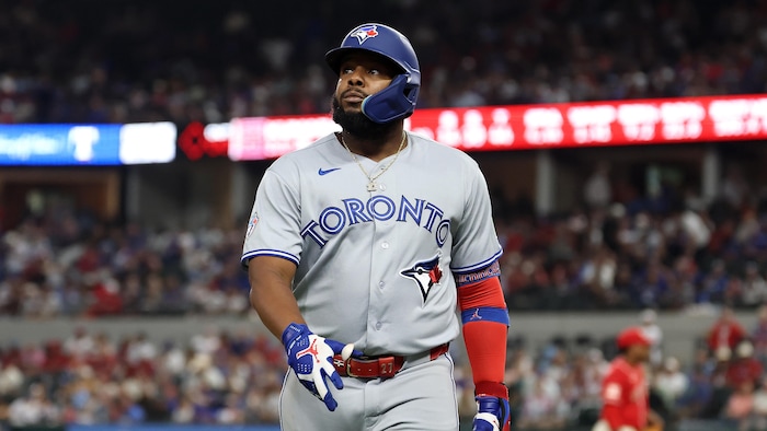 Vladimir Guerrero fils regarde au loin.