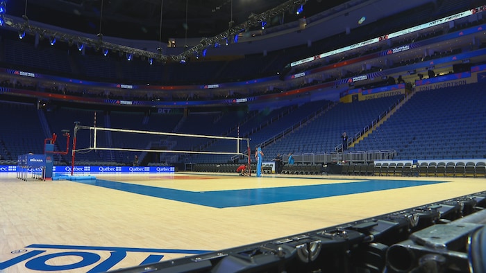 Vue d'un aréna configuré pour des matchs de volleyball.