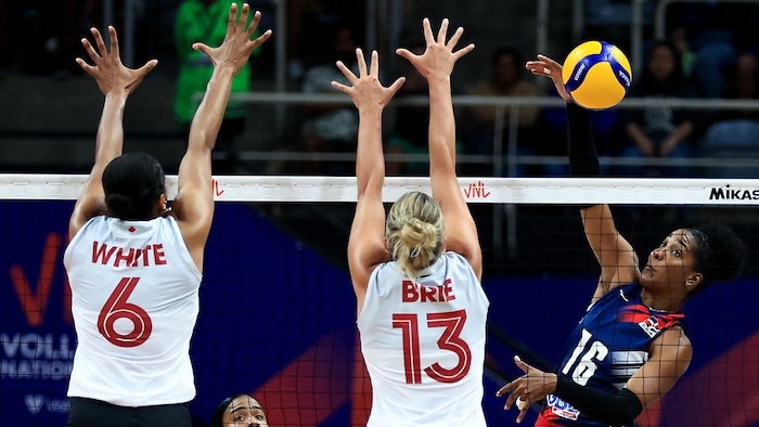 Les volleyeuses canadiennes en action lors d'un match de la Ligue des nations.