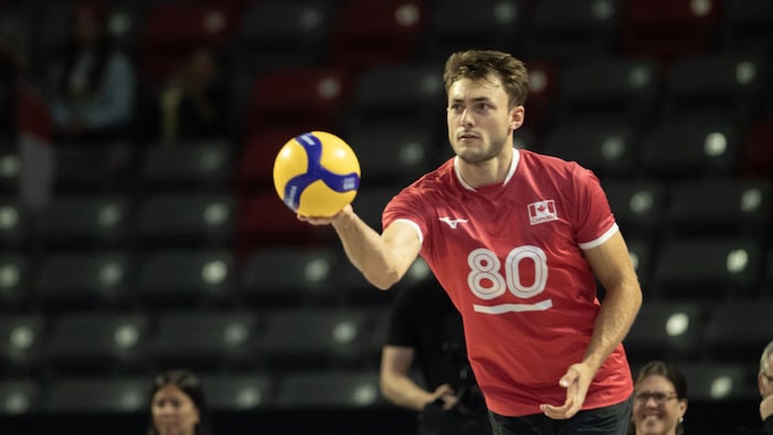 Joueur de volleyball tenant un ballon