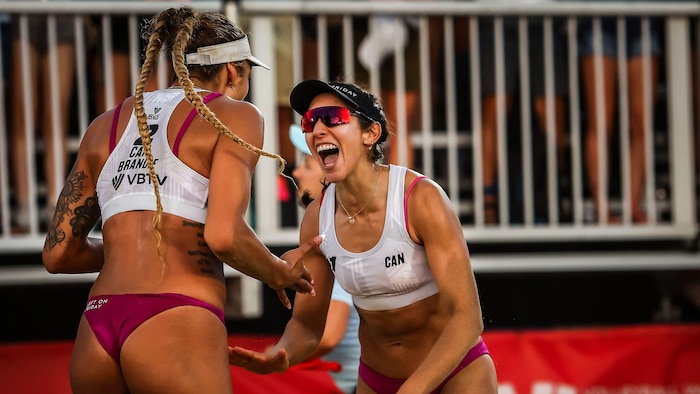 Brandie Wilkerson et Melissa Humana-Paredes célèbrent leur victoire.