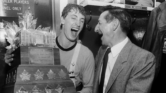 Les deux hommes rient de bon cœur dans le vestiaire des Oilers.