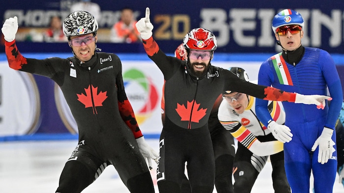 Des patineurs de vitesse à l'arrivée d'une course.