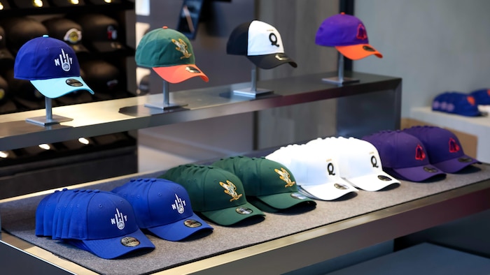 Des casquettes sont affichées sur un présentoir.