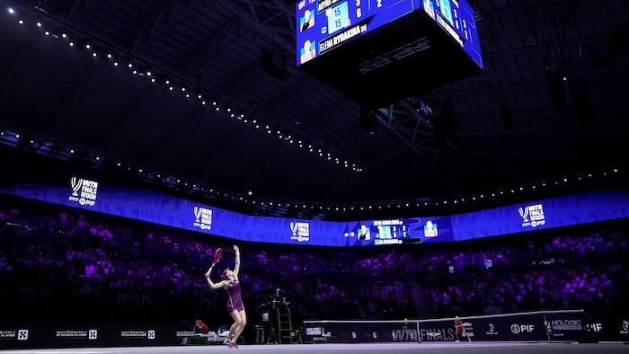 Une joueuse de tennis effectue un service.