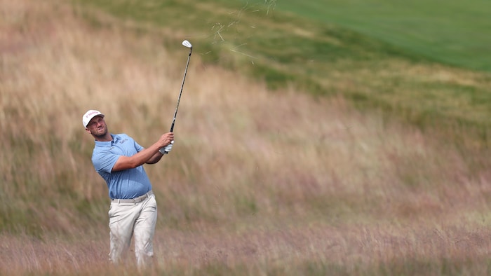 Un golfeur est en action.