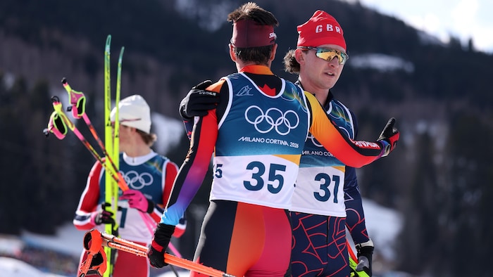 Deux fondeurs se font l'accolade.
