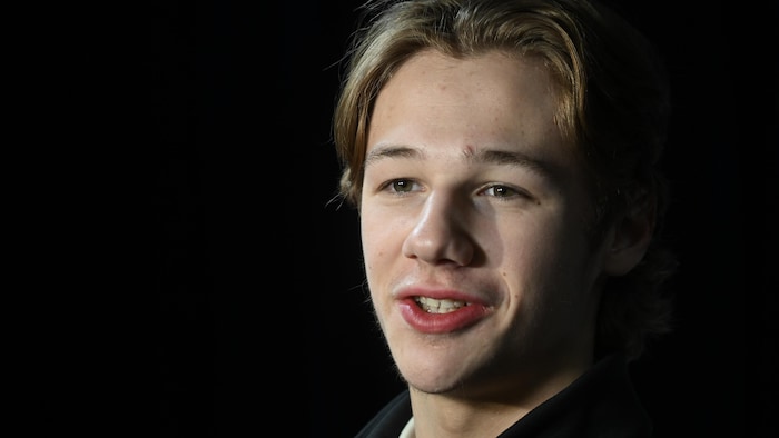 Portrait hors glace d'un jeune hockeyeur de 18 ans.
