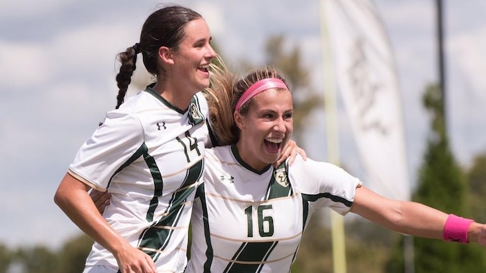 Evelyne Viens (14) et Yasmine Hall (16) célèbrent un but marqué par les Bulls de l'Université South Florida