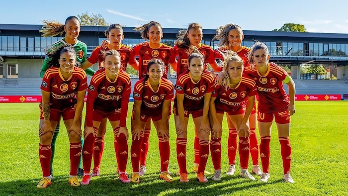 Photo des 11 joueuses partantes avant un match. 