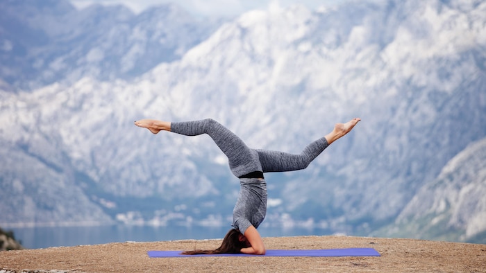 Une femme fait du yoga