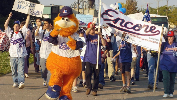 La mascotte des Expos, Youppi!, entouré de partisans de l'équipe avant un match contre les Phillies, le 25 septembre 2004.