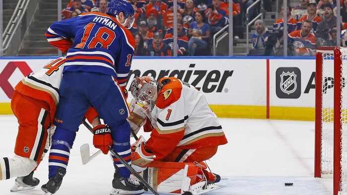 Placé devant le gardien Lukas Dostal, Zach Hyman marque un but. 