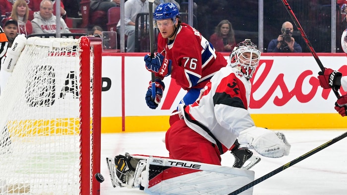 Un joueur de hockey déjoue un gardien.