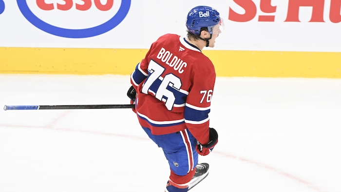 Un hockeyeur célèbre un but.