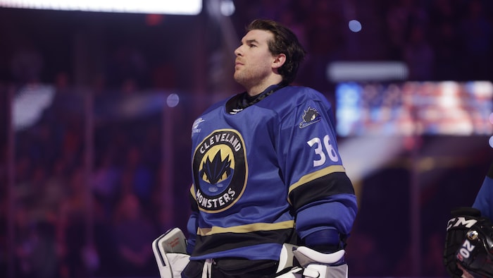 Zachary Sawchenko debout pendant un hymne national.