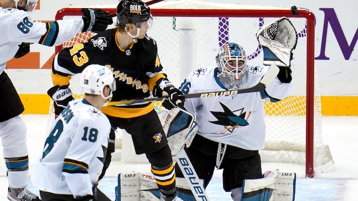 Zachary Sawchenko des Sharks fait un arrêt lors d'un match face aux Penguins le 2 janvier à Pittsburgh.