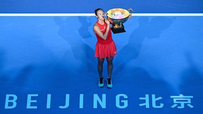 Elle embrasse son trophée.
