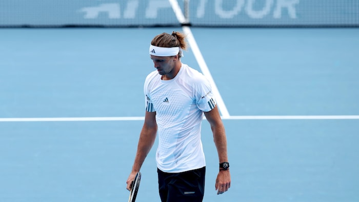 Un joueur de tennis sur un court