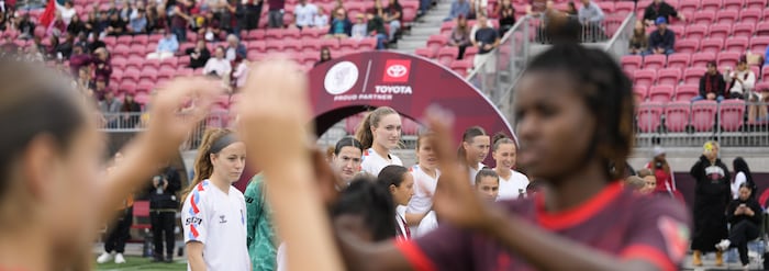 Elles regardent leurs adversaires arriver sur le terrain.