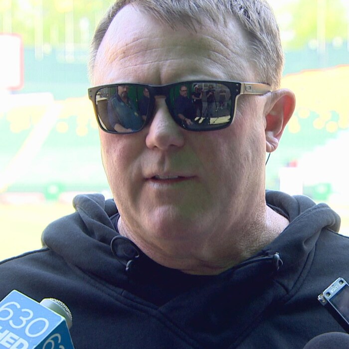 Chris Jones lors d'une entrevue sur le terrain le 8 juin 2023.