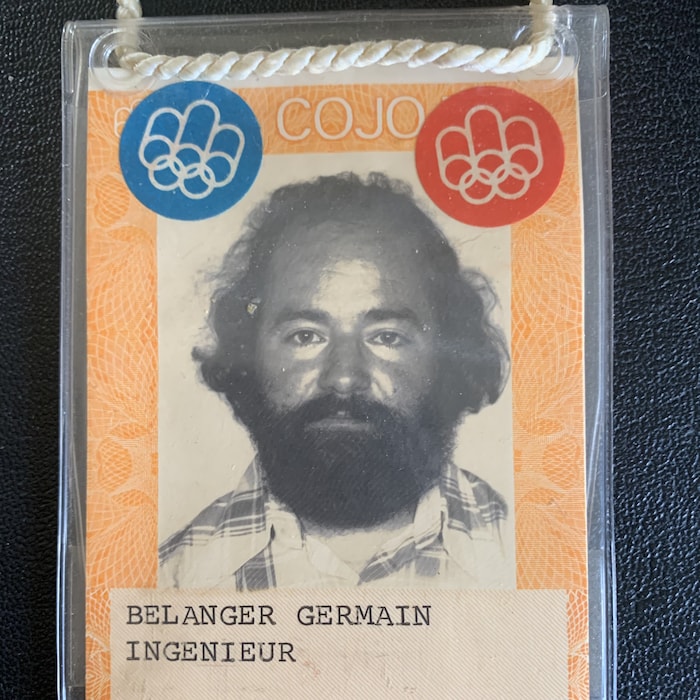 Sa photo apparaît, en compagnie du logo des Jeux.