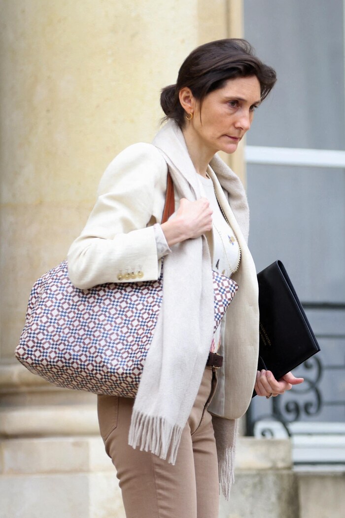 Elle sort de l'Élysée.