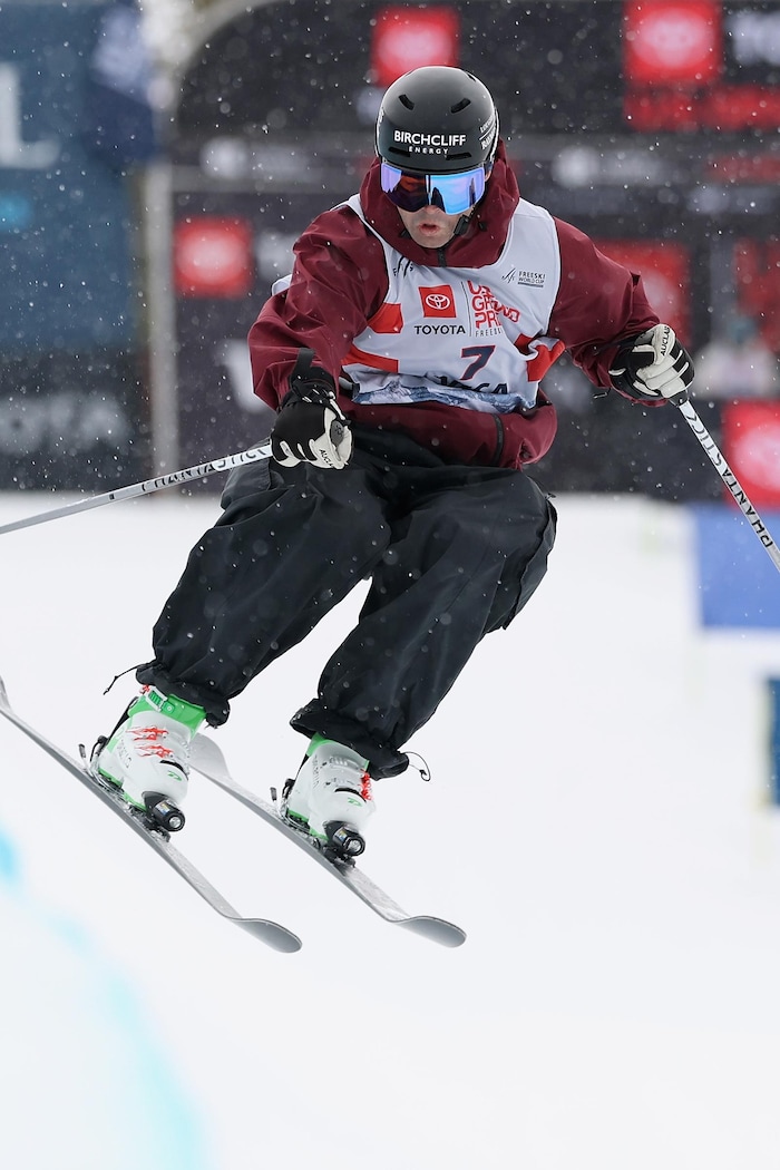 Un skieur acrobatique en action à l'épreuve de demi-lune.