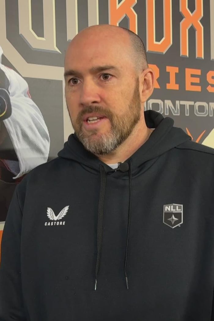 Brett Frood lors d'une entrevue.