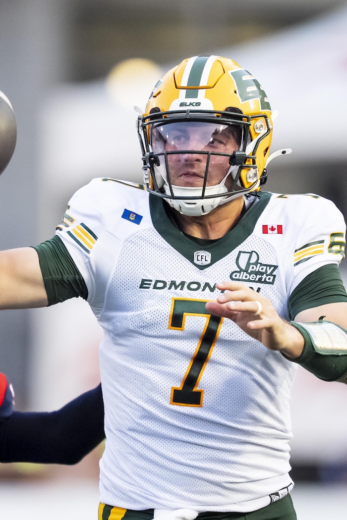 Un joueur de football tente de stopper un adversaire sur le point de faire une passe.