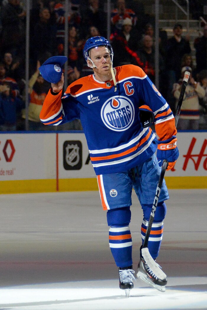 Connor McDavid salue la foule.