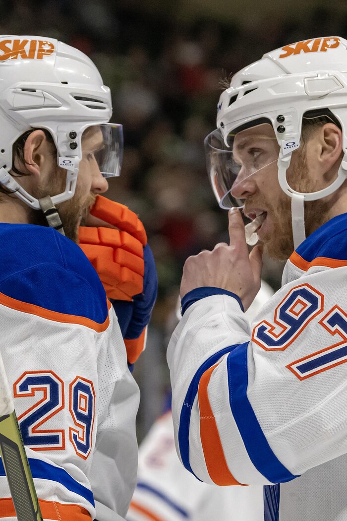 Les deux joueurs d'Edmonton discutent lors d'un arrêt de jeu.