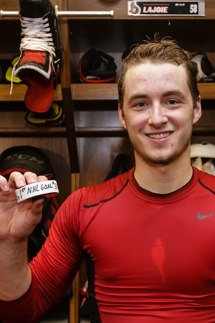 Max Lajoie avec la rondelle de son premier but dans la LNH.