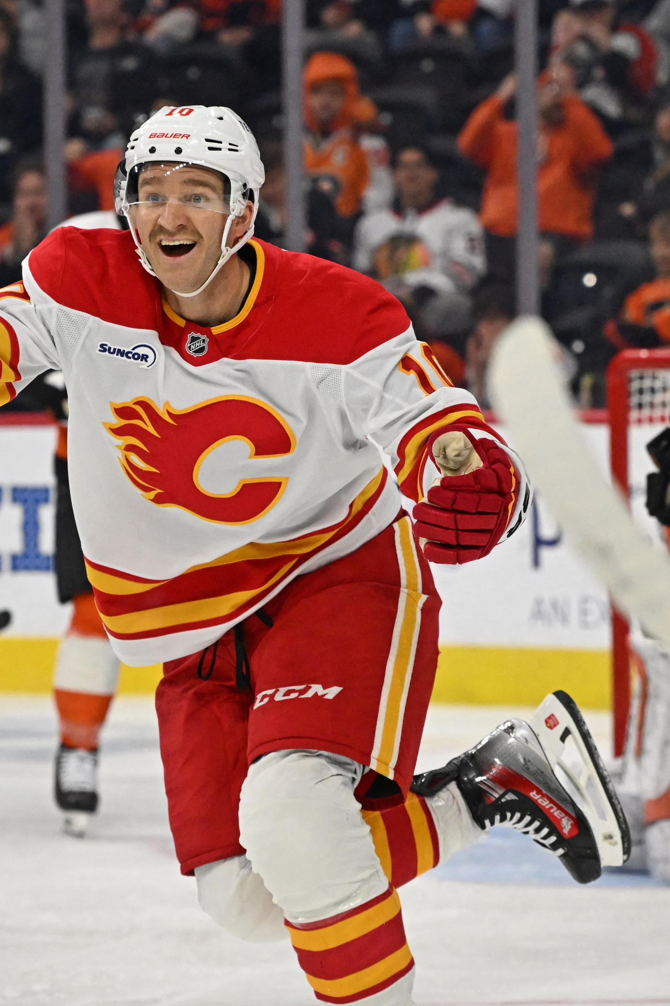Un joueur de hockey patine en tournant le dos au but.
