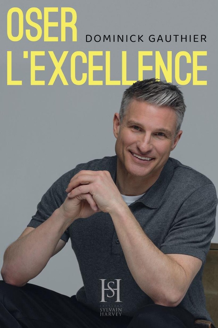 Un homme sur une couverture de livre tient la pose.