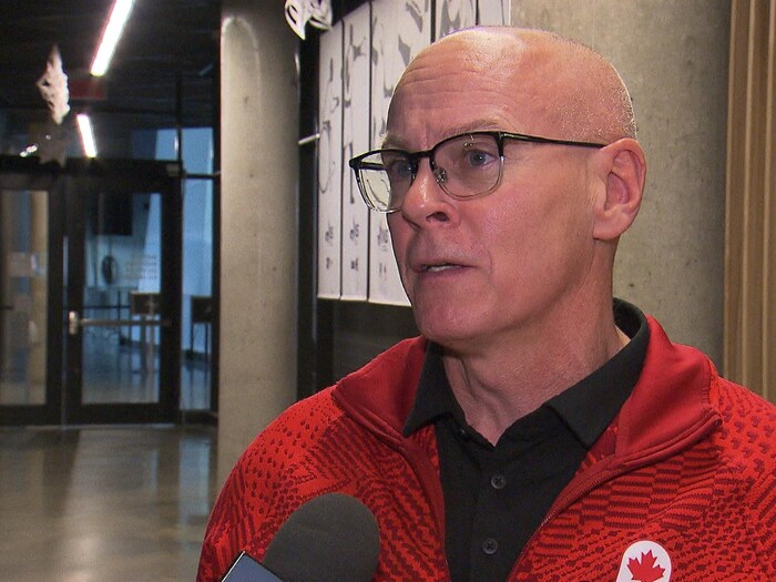 Un homme en uniforme du Comité olympique canadien donne une entrevue.
