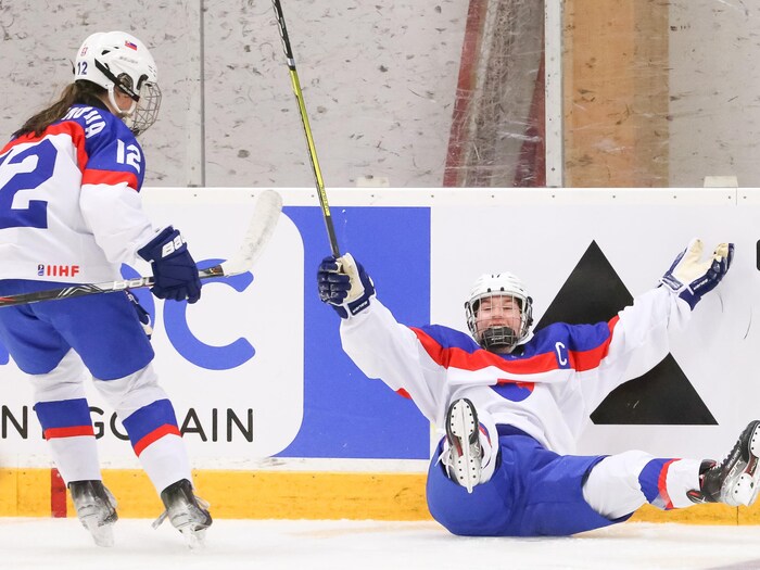 Lopusanova va rejoindre sa jeune coéquipière, assise sur la patinoire, pour célébrer un but.