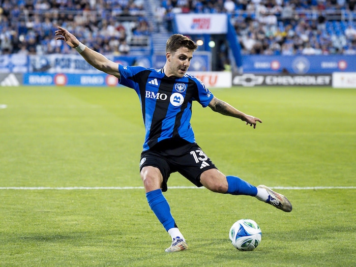 Il tente un tir du pied gauche.