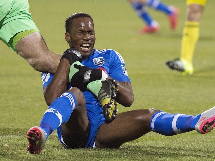 Didier Drogba agrippe la jambe du gardien.