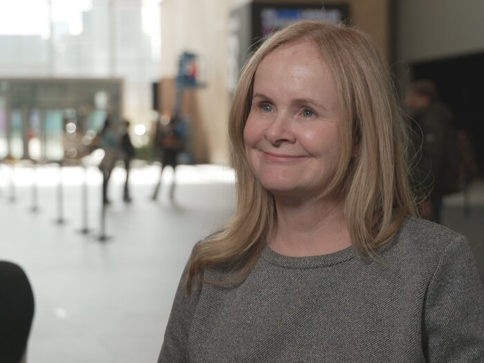 Elle répond aux questions au micro de Radio-Canada.