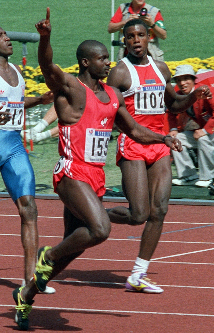 Le sprinteur canadien Ben Johnson célèbre sa victoire au 100 m des Jeux olympiques de Séoul, en 1988.