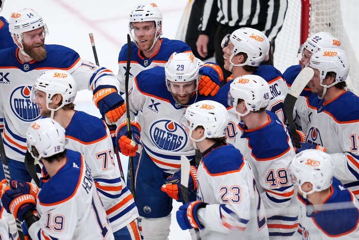 Des hockeyeurs célèbrent un but.