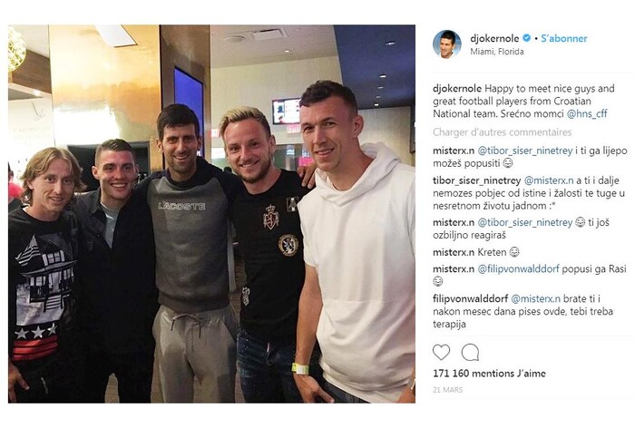 Novak Djokovic pose pour la photo avec des joueurs de soccer de l'équipe nationale de Croatie 